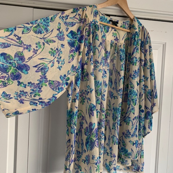 Ladies top - Picture 3 of 3